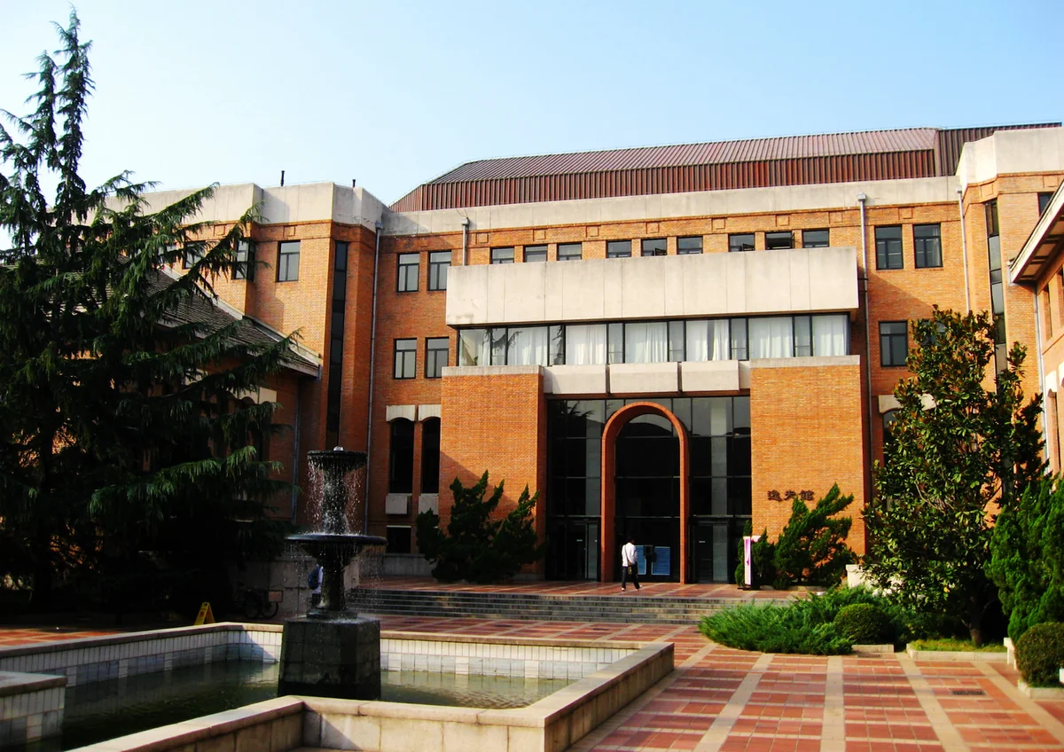 주링이 다니던 칭화대학교 도서관 (오늘날 모습)